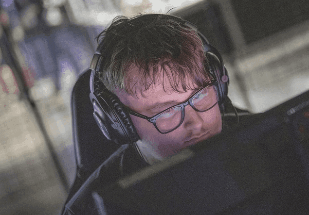 Zelo: Valorant Coach and Competitive Background